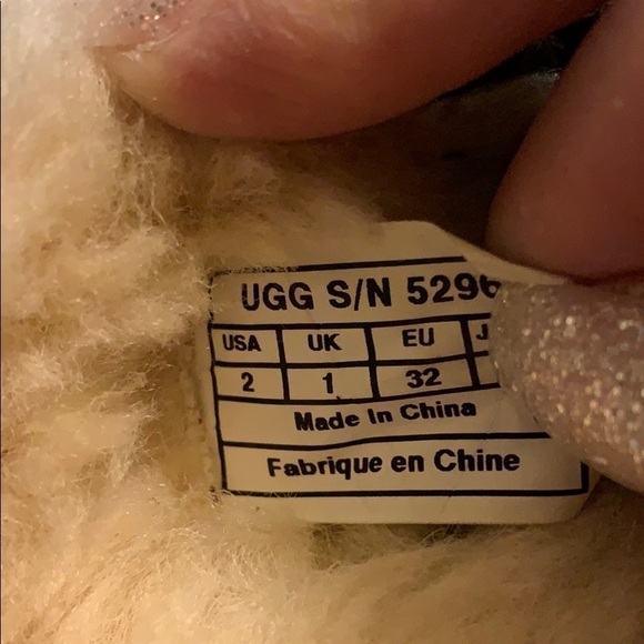 Ugg Dakota Moccasins big kids size-2 - Picture 5 of 5